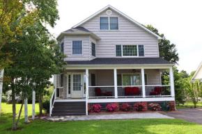 River Gem: Spacious 4 Bdrm Beach House 2 Blocks to Beach